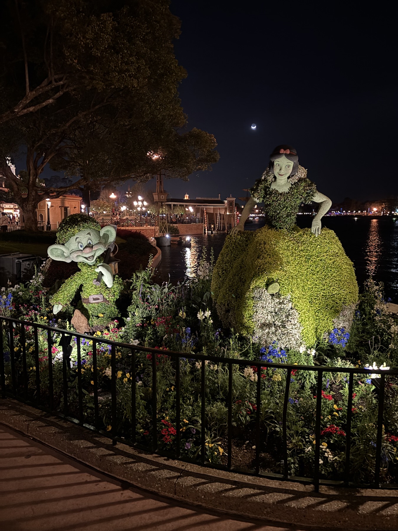 Snow White and Dopey, Epcot International Flower and Garden Festival