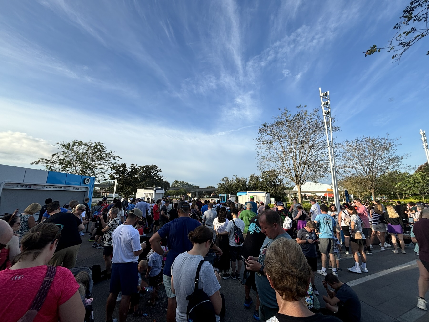 Rope Drop crowd waiting within park for Early Entry to begin