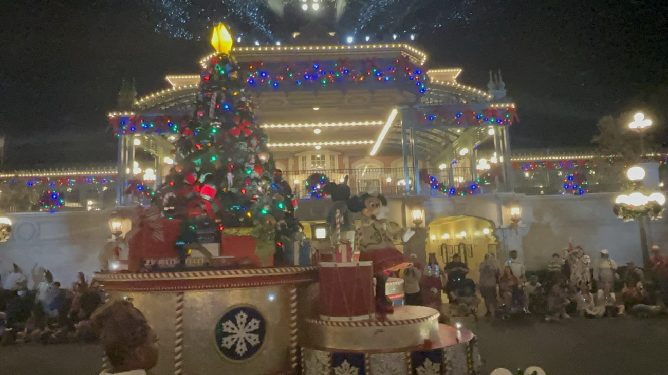Mickey and Minnie's Christmas Tree Float, Mickey's Very Merry Christmas Party